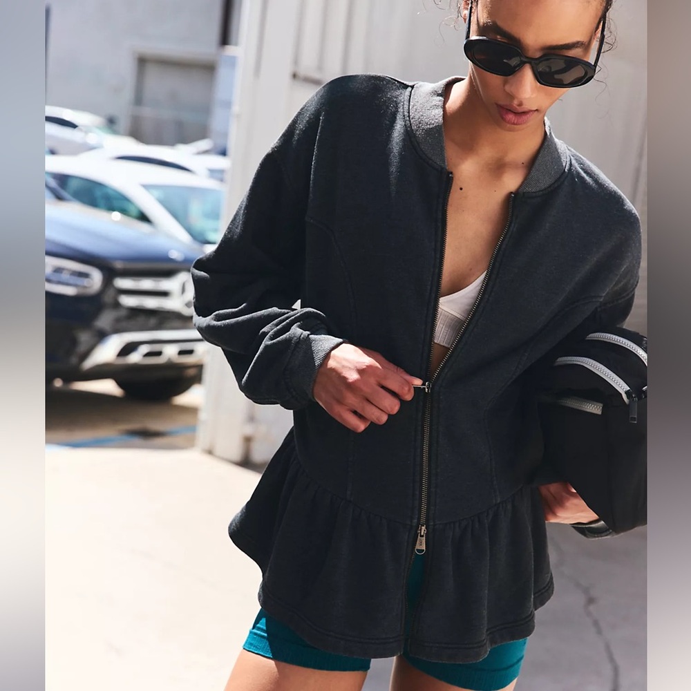 Free people/FP Movement A Game Zip Up size small in charcoal gray